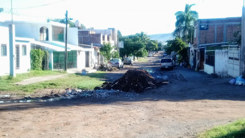 Montones de tierra sobre Avenida 22 de diciembre