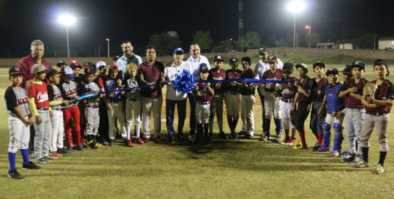 El alcalde de Rosario Inaugura  iluminación en el estadio de Cacalotán