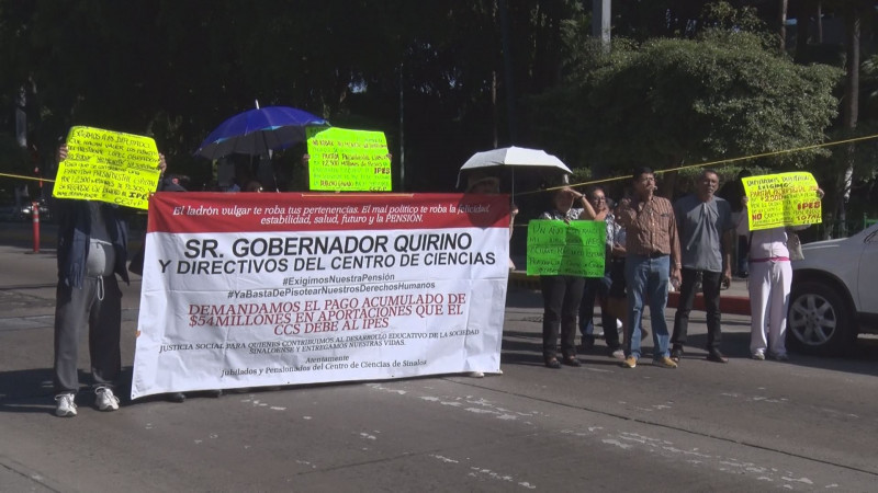Bloquean vialidades de acceso a Palacio de Gobierno profesores jubilados