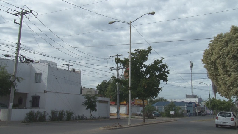 Sustituye Ayuntamiento base de lámpara en Villas del Río