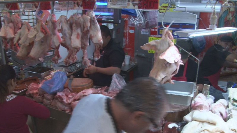 Abarrotado el mercado a la víspera de la Noche Buena