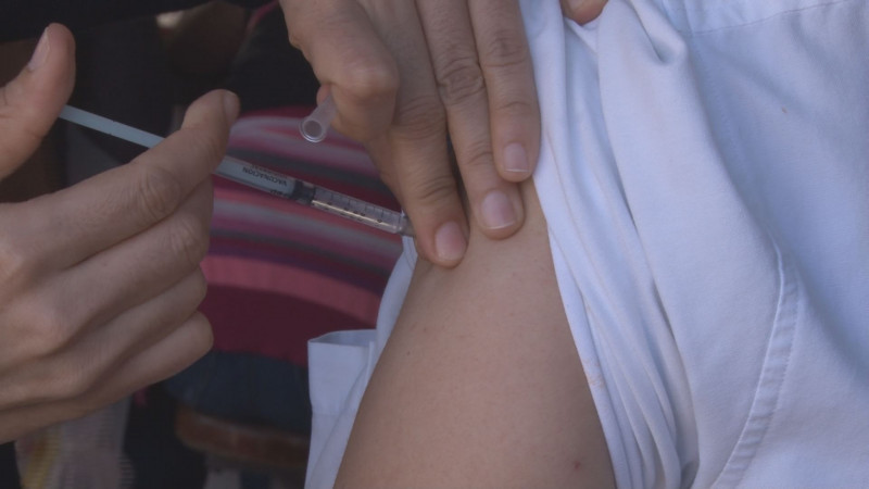 En Culiacán se protegen del descenso de las temperaturas con vacuna contra la influenza