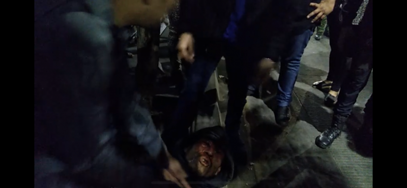 Ciudadanos golpean y someten a hombre que intentó “tocar” a joven mujer