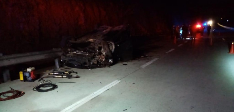Muere mujer en volcadura y cinco personas más resultan lesionadas
