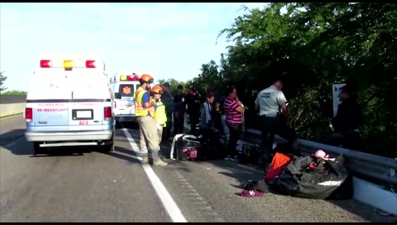 Familia de Oregon, EUA, se accidenta sobre la Mazatlán-Culiacán
