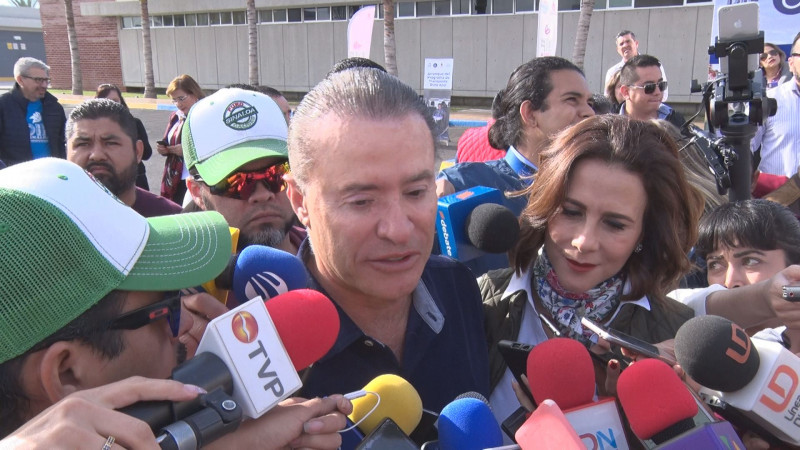 Con anticipación colocan mantas para proceso político
