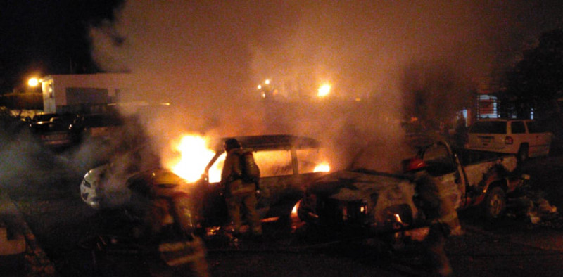 Se incendian tres vehículos en Mazatlán