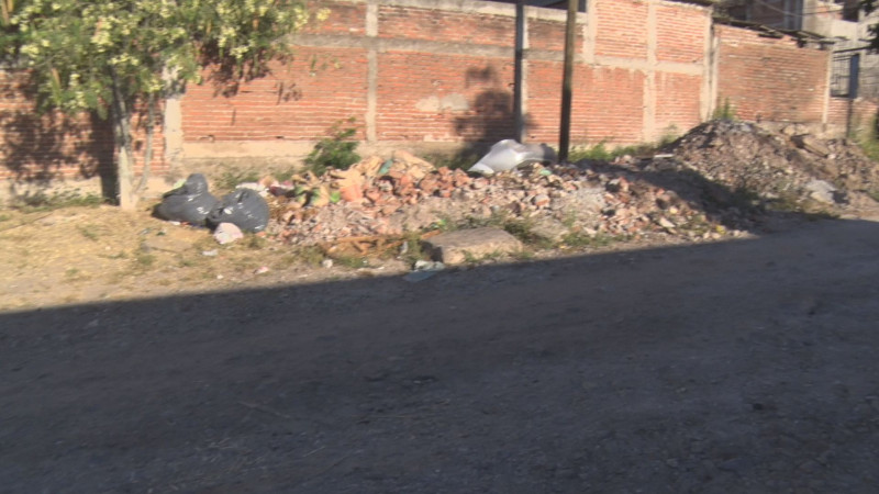 Escombro en calles de la colonia Díaz Ordaz