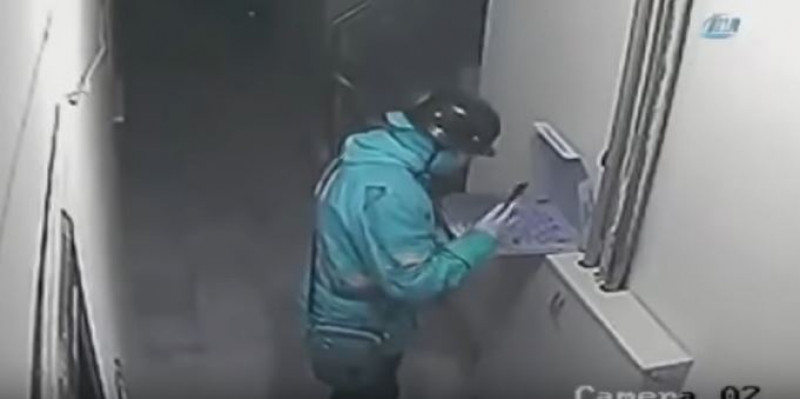 VIDEO: Repartidor escupe pizza antes de entregar el pedido a su cliente