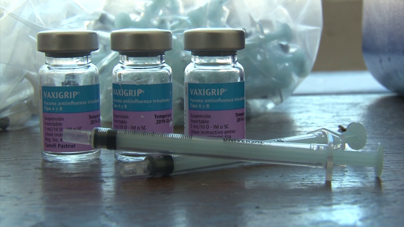 Ciudadanos preocupados acuden a vacunarse contra la influenza