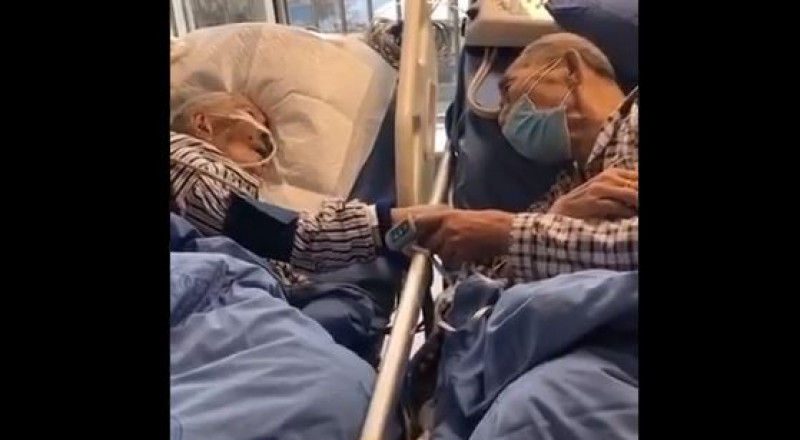 #VIDEO Ancianos infectados de Coronavirus, se toman de la mano y se dan el último adiós