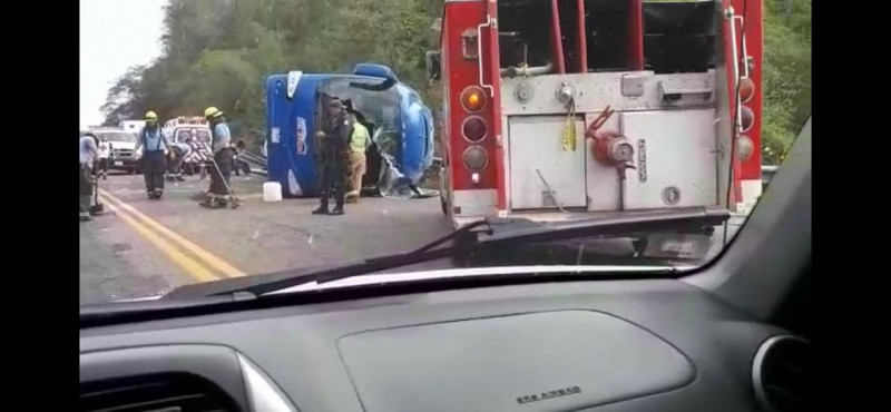 Vuelca camión de pasajeros, un muerto