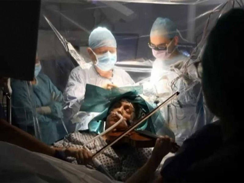 ¡Insólito! Músico toca el violín mientras le extirpan un tumor.