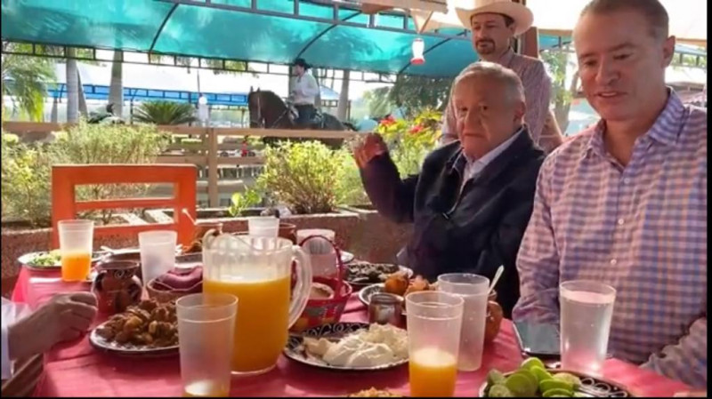 El Presidente López Obrador  muestra imágenes del desayuno invitado por el Gobernador