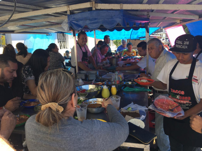 Turistas saturan carretas de tacos, para revitalizarse
