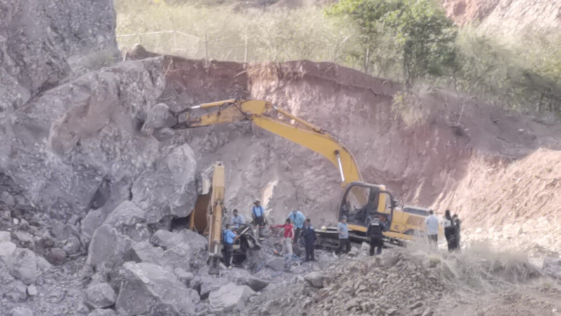 Derrumbe provoca la muerte de operador de maquinaria