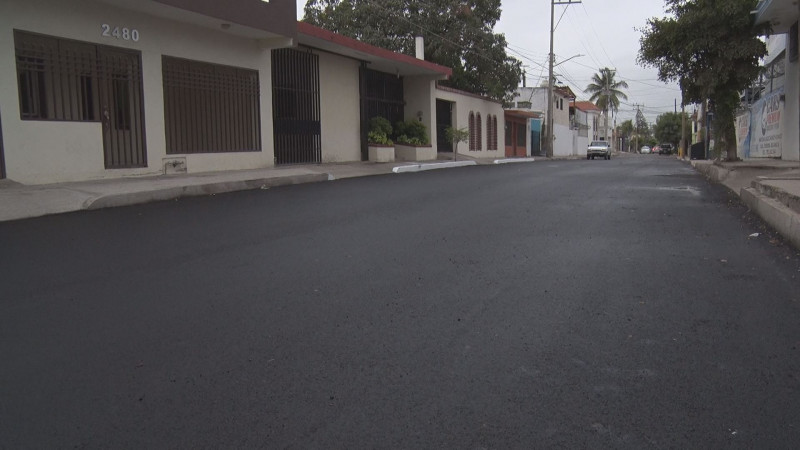 Colocan reencarpetado asfáltico en calle Matías Lazcano en Tierra Blanca