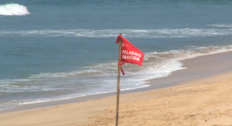 Hasta 30 banderines de playa se han llevado turistas como “recuerdo”