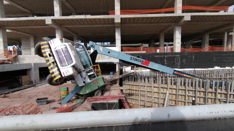 Se vuelca grúa en construcción del desarrollo Urbano Tres Ríos