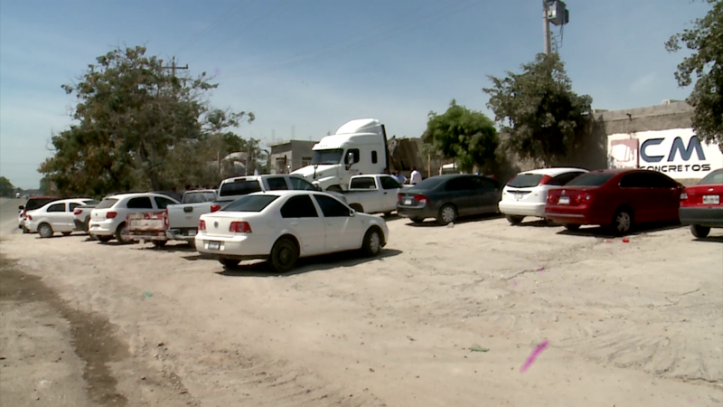 Transportistas bloquean a concretera de Mazatlán