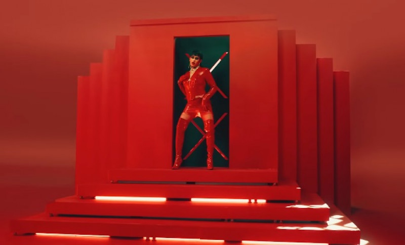 Bad Bunny baila vestido de mujer en su último videoclip