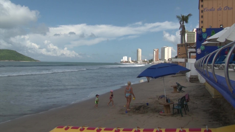 Cierran hoteles, pero no las playas en Mazatlán
