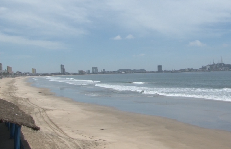 Desoladas lucen playas de Mazatlán