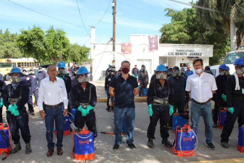 Se suman agricultores a trabajos de desinfección de Villa Juárez