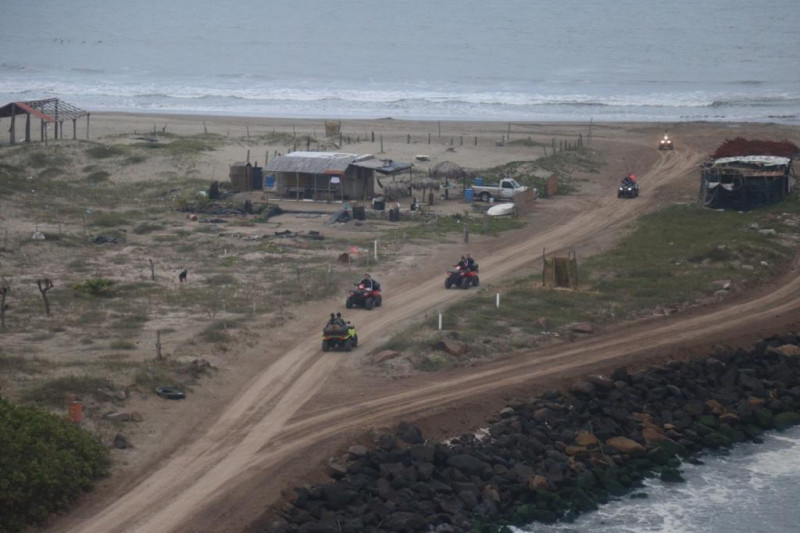En playa de Guasave detectan en sobre vuelo a personas paseándose en cuatrimotos, autoridades las retiran