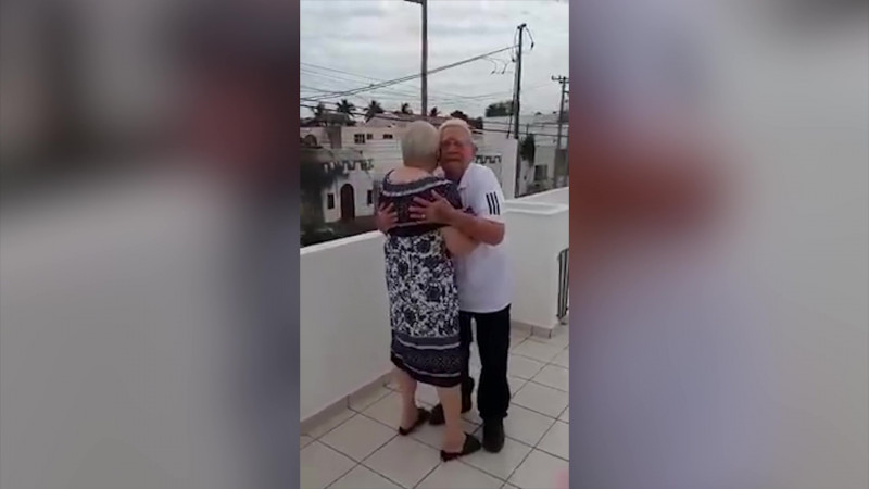 Conmueven 'abuelitos' las redes sociales con festejo de aniversario