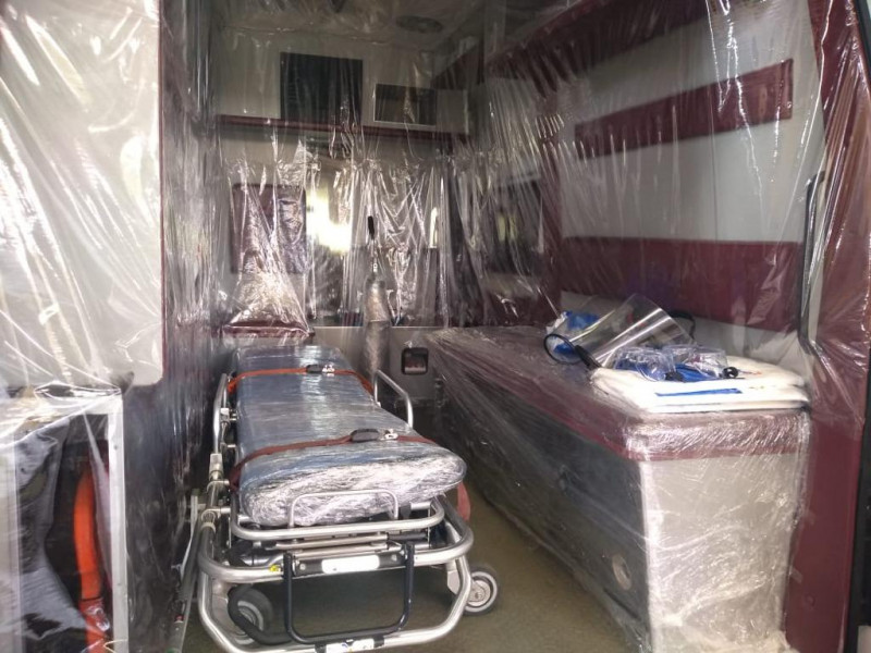 Equipa Cruz Roja ambulancia para casos de Covid-19