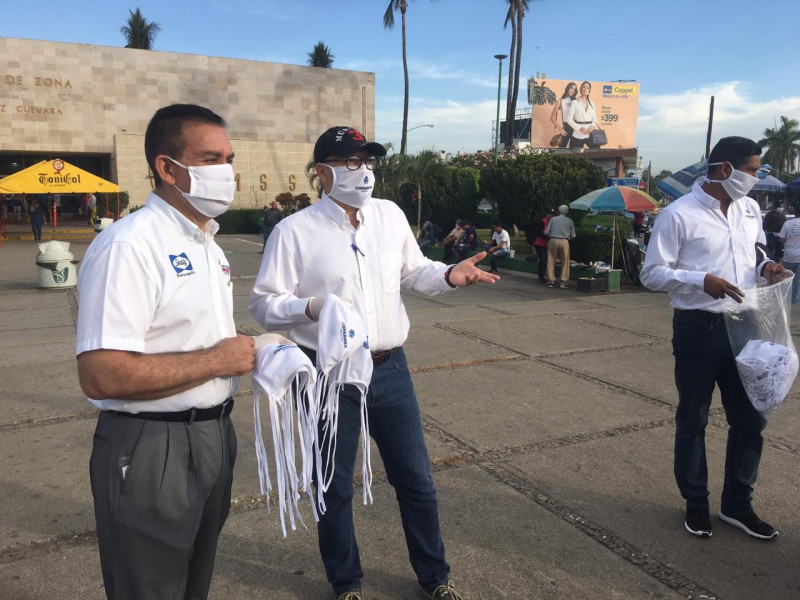 COPARMEX regala cubrebocas a ciudadanos