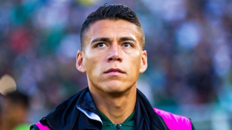El defensa Héctor Moreno ve cómo su sucesor del Tri a César Montes