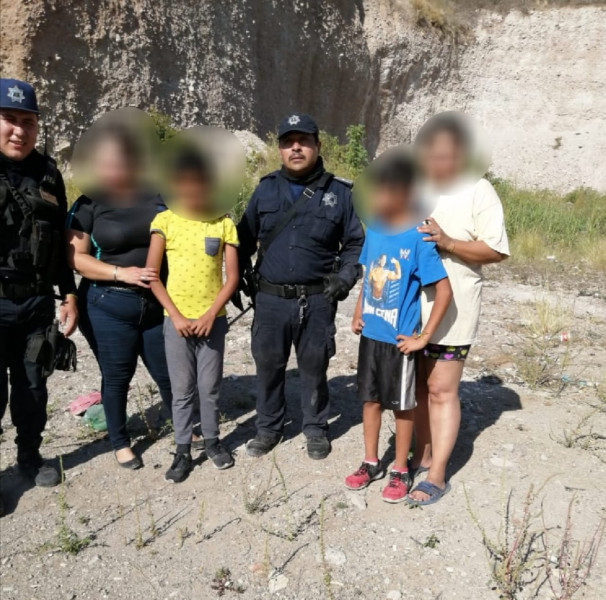 Policías municipales rescatan a dos niños de caer al precipicio