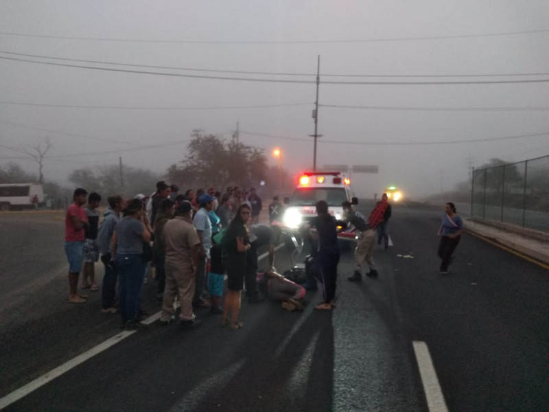 Vehículo fantasma atropella a mujer en carretera federal