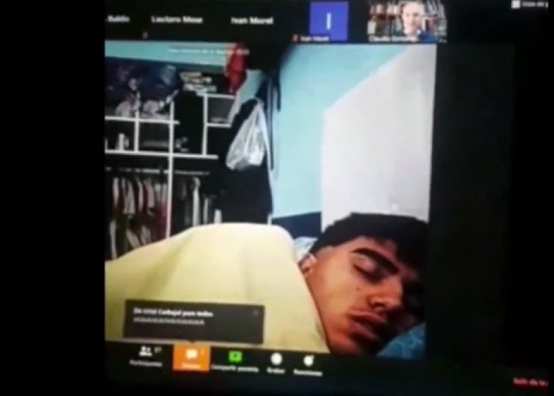 Video: Alumno es grabado dormido por su profesor en clase en línea