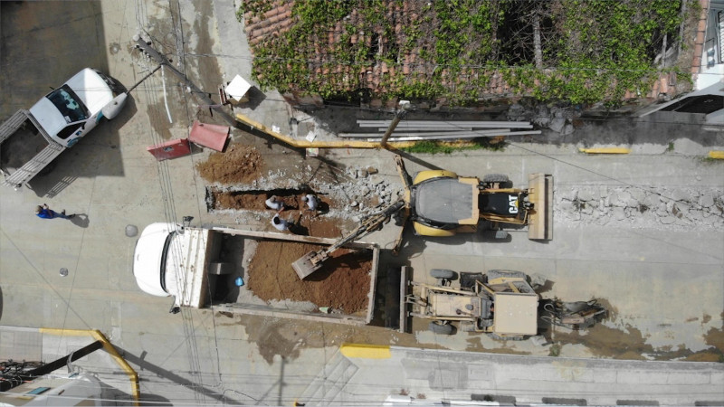 Reparan dos veces una misma tubería en el Centro