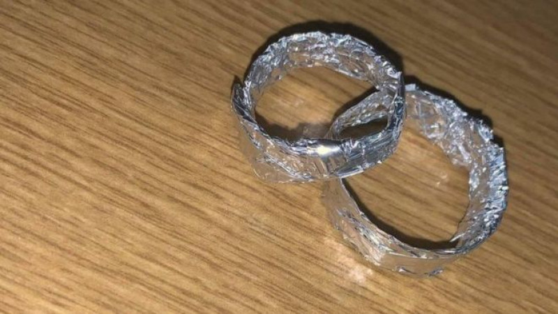 Pareja se casa con anillos de papel aluminio antes de que novio muriera por Coronavirus