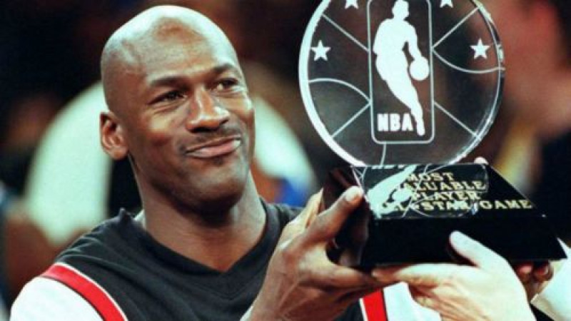 Fortuna de Michael Jordan en 1900 Millones de Dolares