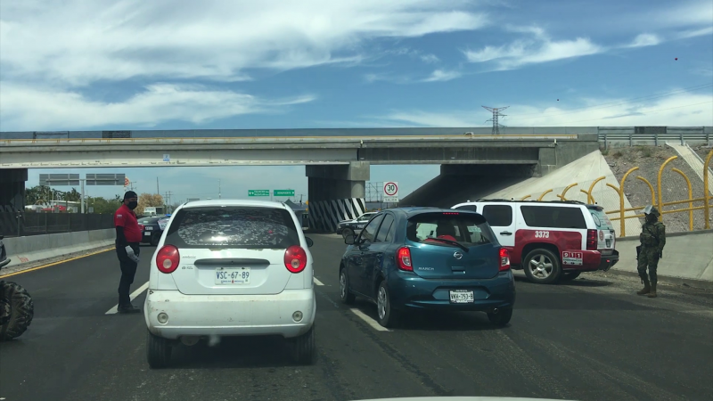 Largas filas de vehículos ante filtros sanitarios