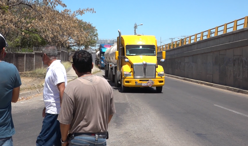 Operadores de pipas de Pemex hacen paro de labores como manifestación