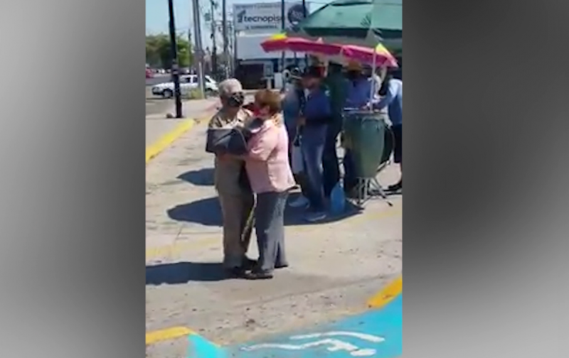 Pareja de adultos mayores enamoran al bailar en vía pública | Sinaloa |  Noticias | TVP 