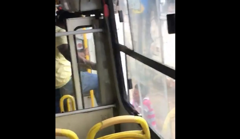 Video: Bajan a patadas a señora de autobús por no llevar cubrebocas