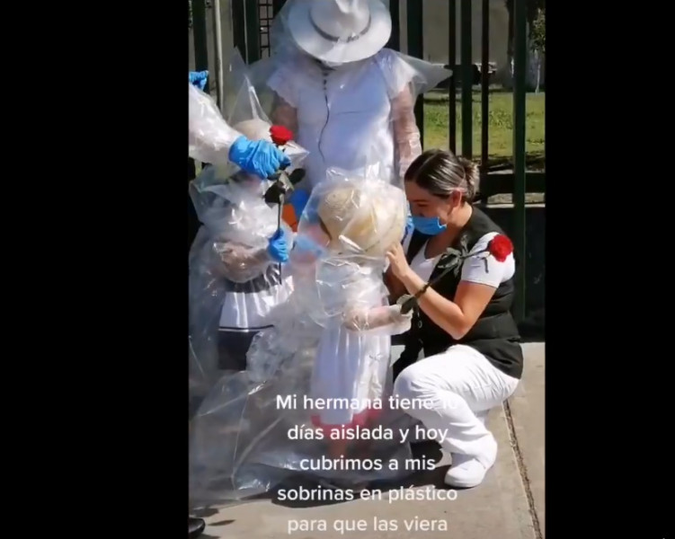 Video: Cubren a niñas con plástico para que pudieran abrazar a su mamá enfermera este 10 de mayo