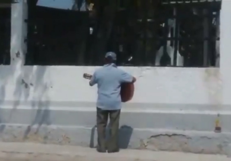Video: hombre le lleva serenata a su madre desde las afueras del panteón el 10 de mayo