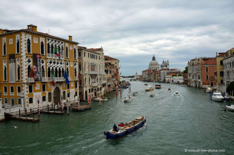 Italia dará ayudas de 500 euros a sus familias para que viajen y reactiven su economía