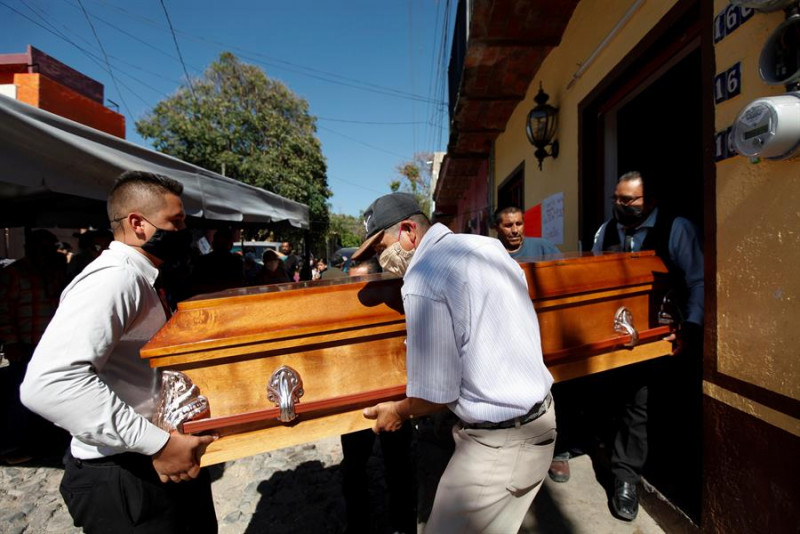 Mercado negro de alcohol ha matado a más de cien mexicanos en época de la pandemia