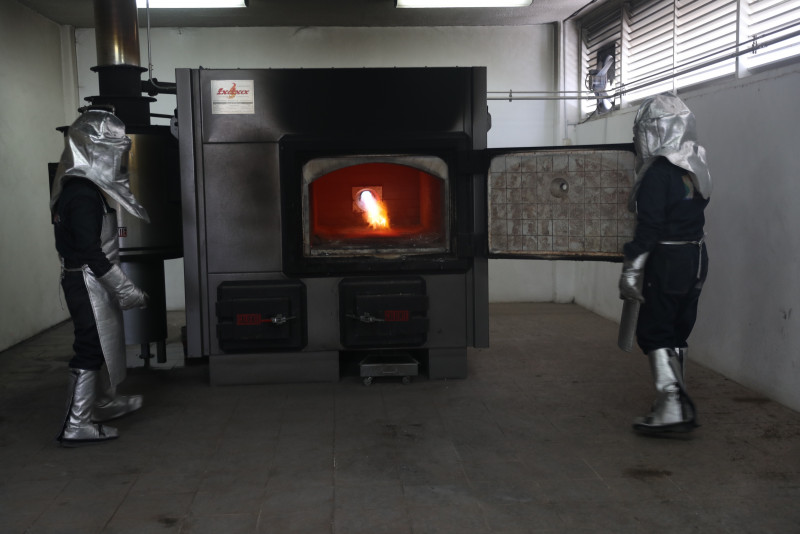 Tres horas a 650 grados: Así incinera un crematorio  durante pandemia