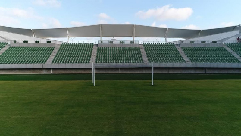 Instalan porterías al estadio de futbol en Mazatlán