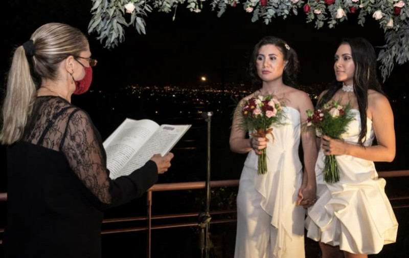 Mujeres en Costa Rica se casan y lo transmiten en vivo para celebrar que su país permite el matrimonio igualitario